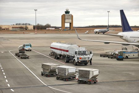 Téléchargez les photos : Camion-citerne dans un aéroport pour ravitailler un avion à réaction, ravitaillement d'avion de ligne - en image libre de droit