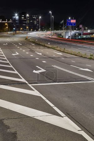 Téléchargez les photos : Voies de circulation vides à Rotterdam, personne dans la rue - en image libre de droit