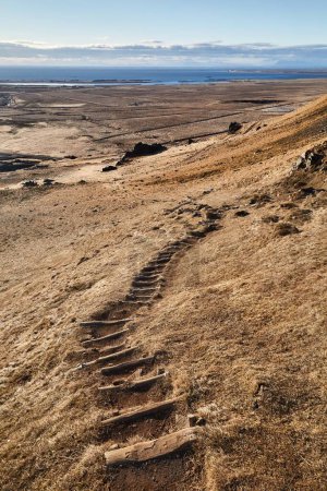 Téléchargez les photos : Islande paysages de Akrafjall, Akranes, collines, terres agricoles, sentier de randonnée et paysage lointain - en image libre de droit