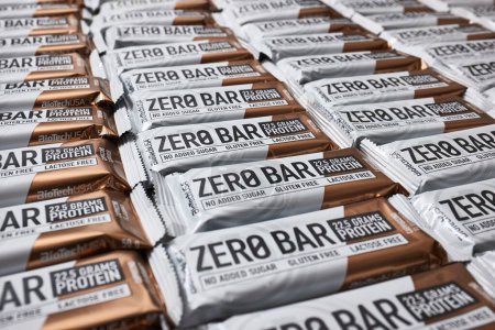 Téléchargez les photos : Budapest, Hongrie - Circa 2023 : Barres protéinées Zero Bar fabriquées par Biotech USA beaucoup de pièces disposées en rangées - en image libre de droit