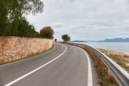 Foto de Conducción por carretera costera en la isla de Egina, Grecia - Imagen libre de derechos