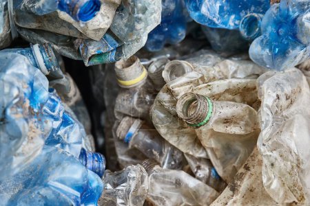 Foto de Pila de residuos plásticos, botellas de PET recogidas en fardos para reciclar - Imagen libre de derechos