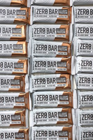 Téléchargez les photos : Budapest, Hongrie - Vers janvier 2023 : Barres protéinées Zero Bar fabriquées par Biotech USA beaucoup de pièces disposées en rangées - en image libre de droit