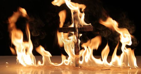 Foto de La quemadura de la cruz ardiendo en la noche, el fuego en un altar encendiendo en llamas - Imagen libre de derechos