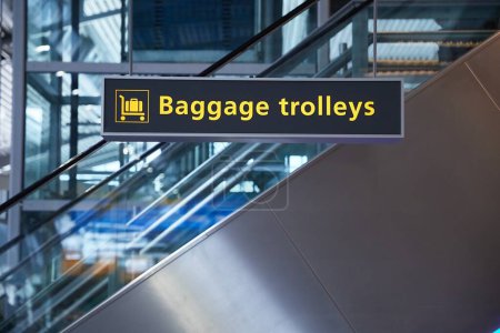 Foto de Placa de embarque del aeropuerto para carros de equipaje en la terminal - Imagen libre de derechos
