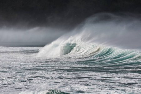 Téléchargez les photos : Vagues extrêmement fortes dans le vent, rafales océaniques orageuses - en image libre de droit