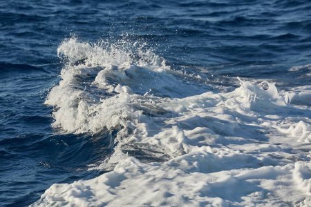 Téléchargez les photos : Vagues éclaboussant l'eau de mer avec de la mousse - en image libre de droit