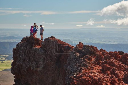 Téléchargez les photos : Tongariro Alpine Crossing, Nouvelle-Zélande - 02 avril 2016 : Montée touristique du mont Ngauruhoe, célèbre volcan utilisé comme mont Doom dans les films du Seigneur des Anneaux. Debout sur le bord du cratère rouge - en image libre de droit