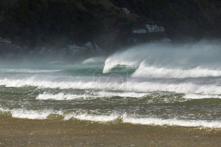 Téléchargez les photos : Grandes vagues de mer dans le vent, rafales orageuses - en image libre de droit