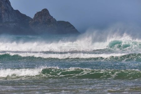 Téléchargez les photos : Hufe vagues dans le vent, tempête se prépare - en image libre de droit