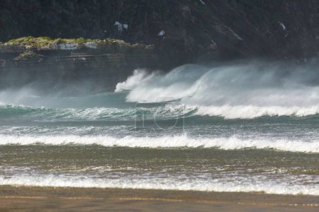 Téléchargez les photos : Les vagues de l'océan dans le vent, la randonnée du rivage avec force - en image libre de droit