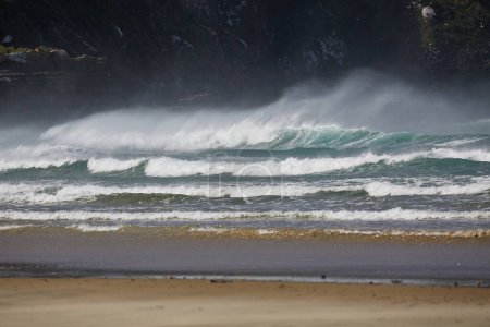Téléchargez les photos : Vagues fortes dans le vent, rafales orageuses de vent océanique - en image libre de droit