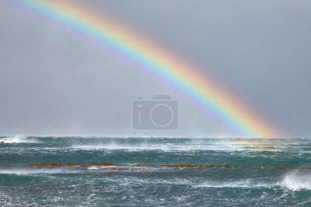 Foto de Arco iris en el horizonte oceánico - Imagen libre de derechos
