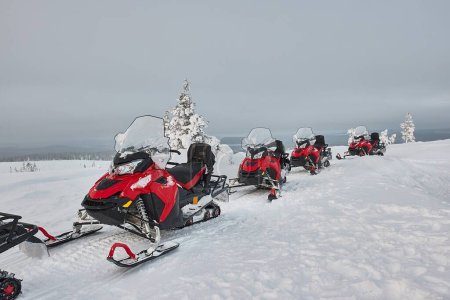 Téléchargez les photos : Motoneiges en Finlande, paysage enneigé Arctic Circle, aventure hivernale - en image libre de droit
