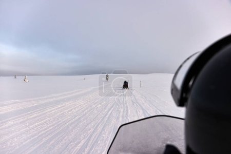 Téléchargez les photos : Promenade en motoneige en Finlande, découverte du paysage arctique du village de Laponie - en image libre de droit