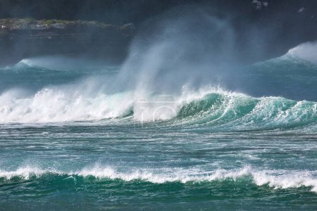 Téléchargez les photos : Extrêmement fortes grosses vagues dans le vent, rafales océaniques orageuses - en image libre de droit