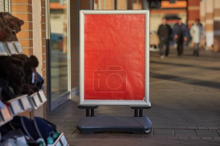 Foto de Cartel en blanco frente a una tienda en una calle, productos publicitarios y ventas de descuento, agregue su propio texto - Imagen libre de derechos