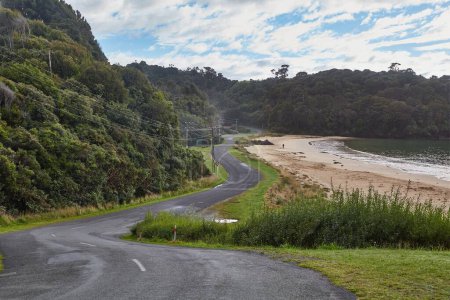 Strand und Straße Rakiura, Stewart Island, Neuseeland. Backpacker-Route aus Oban, der einzigen Siedlung der Insel