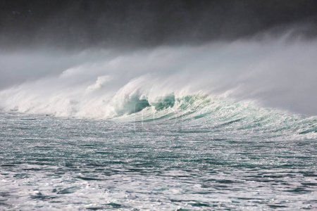 Téléchargez les photos : Extrêmement fortes grosses vagues dans le vent, rafales océaniques orageuses - en image libre de droit