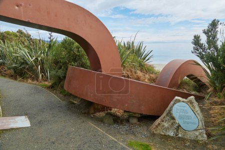 Foto de Stewart Island, Nueva Zelanda - 14 de marzo de 2016: Instalación de arte de cadena gigante Te Puka - The Anchorstone en Lee Bay a lo largo de la pista de senderismo Rakiura. Leyendas maoríes sitio en el gran paseo - Imagen libre de derechos