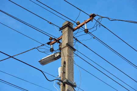 Muchos cables de líneas eléctricas
