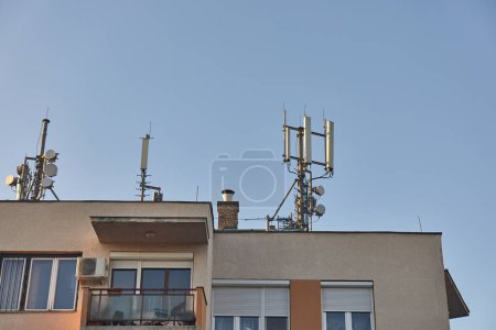 Transmetteurs de signaux pour réseau mobile sur un toit de bâtiment
