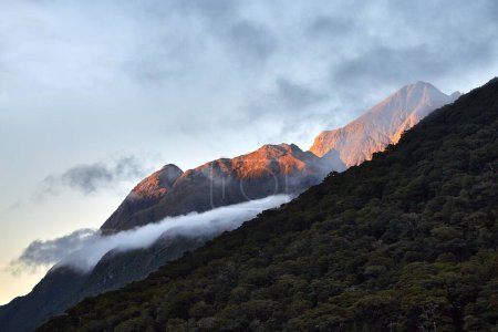 Paysage montagneux en Nouvelle-Zélande le long de Routeburn, montagnes au petit matin