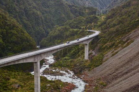 Arthurs pasar en Nueva Zelanda, puente de carretera en la autopista 73 que conecta dos lados de la Isla del Sur