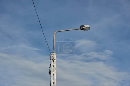 Téléchargez les photos : Lampadaire contre ciel bleu - en image libre de droit
