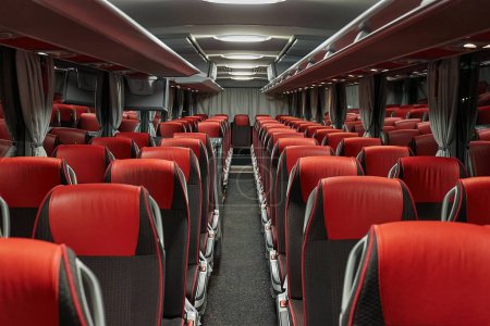 Bus-Innenraum leere Sitze, sauberes neues Fahrzeug
