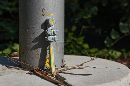 Ground wire connected to outer shell of a lamp post for electric safety