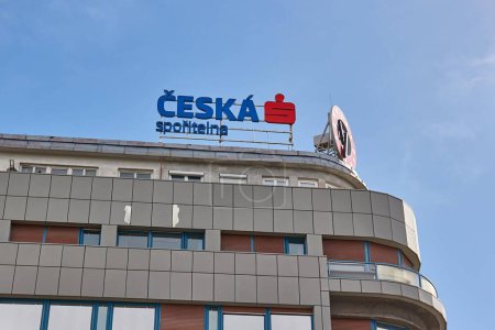 Téléchargez les photos : Prague, Tchéquie - 31 mars 2024 : Signe de la banque Ceska Sopritelna sur le toit d'un bâtiment, la plus grande banque de la République tchèque - en image libre de droit