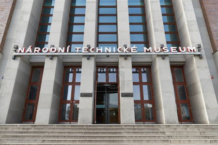 Téléchargez les photos : Prague, Tchéquie - 2 avril 2024 : Façade du bâtiment et entrée du Musée technique national à Prague - en image libre de droit