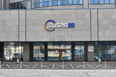 Téléchargez les photos : Prague, Tchéquie - 31 mars 2024 : Construction d'Euspa, Agence de l'Union Européenne pour le Programme Spatial, gestion du système de navigation par satellite Galileo fournissant une alternative au GPS américain - en image libre de droit