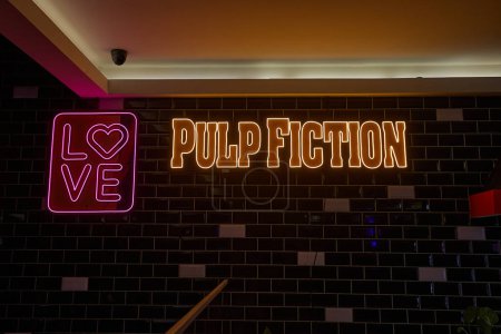 Foto de Budapest, Hungría - 19 de febrero de 2024: Pulp Fiction película título neón sign on the wall in a pub - Imagen libre de derechos