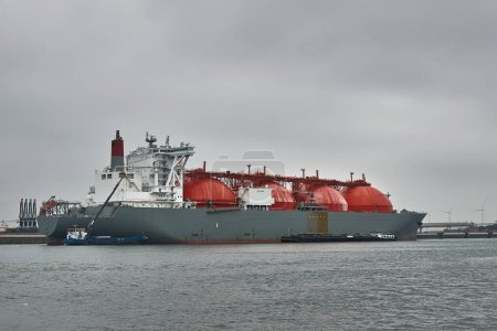 Buque de GNL en la terminal que transporta gas natural licuado al puerto de Rotterdam. Suministro de energía para Europa