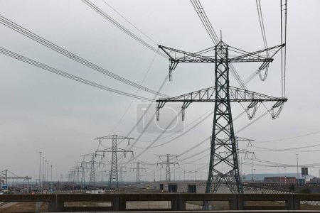Alambres de línea de energía eléctrica pilón de alta tensión de la red en el puerto de Rotterdam