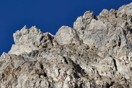 falaises abruptes d'un paysage accidenté de haute montagne formations rocheuses dans les Alpes
