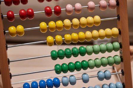 Abacus, manuelles Rechenwerkzeug, uralte Methode, Zahlen durch Perlen auf Stäben darzustellen, geeignet für mathematische Operationen