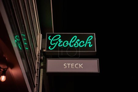 Téléchargez les photos : Tilburg, Pays-Bas - 14 septembre 2023 : Panneau de bière Grolsch dans un pub la nuit - en image libre de droit