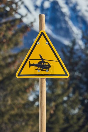 Panneau d'avertissement d'atterrissage d'hélicoptère dans une forêt de montagne dans les Alpes