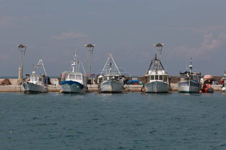 Boote im Hafen in Kroatien, sonniger Sommertag in der Touristenstadt Koper an der Adria