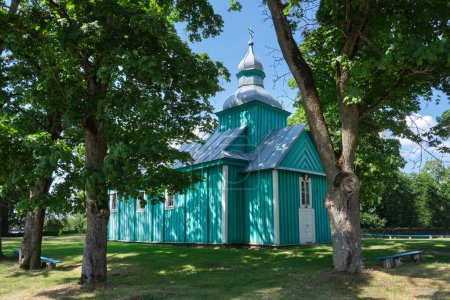Foto de Antigua iglesia de madera de San Elías en la aldea de Belavichi, distrito de Ivatsevichi región de Brest, Bielorrusia. - Imagen libre de derechos
