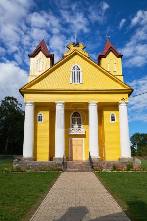 Foto de Antigua iglesia de madera de la Santísima Trinidad, Daniushevo, región de Grodno, Bielorrusia. - Imagen libre de derechos