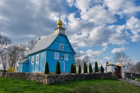 Foto de Antigua iglesia de madera antigua de San Nicolás en el pueblo de Latygol, distrito de Vileika, región de Minsk, Bielorrusia. - Imagen libre de derechos