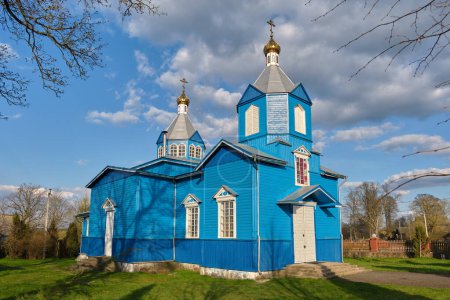 Foto de Antigua iglesia de madera antigua de la Asunción de la Santísima Virgen María, pueblo de Vyazyn, distrito de Vileika, región de Minsk, Bielorrusia. - Imagen libre de derechos