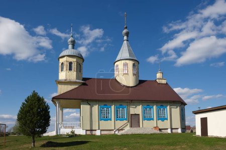 Téléchargez les photos : Ancienne église en bois de la Nativité de Jean-Baptiste à Olekhnovichi, région de Minsk, Biélorussie - en image libre de droit