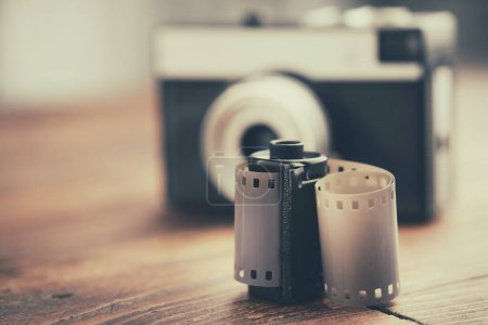 Foto de Rollos de película fotográfica antiguos, cassette y cámara retro en el fondo
. - Imagen libre de derechos