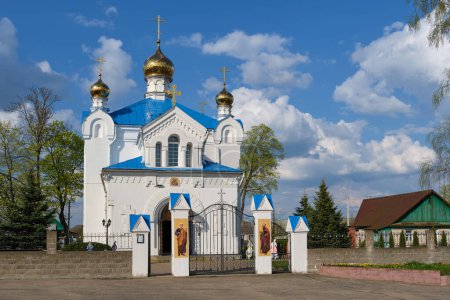 Téléchargez les photos : Ancienne église St Pierre et Paul dans la ville d'Uzda, région de Minsk, Biélorussie. - en image libre de droit