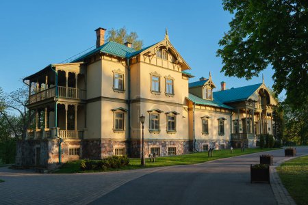 Foto de Antigua mansión antigua en el parque Loshitsa en verano, Minsk, Bielorrusia. - Imagen libre de derechos